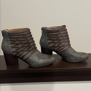 Elegant Gray and Brown Ankle Boots